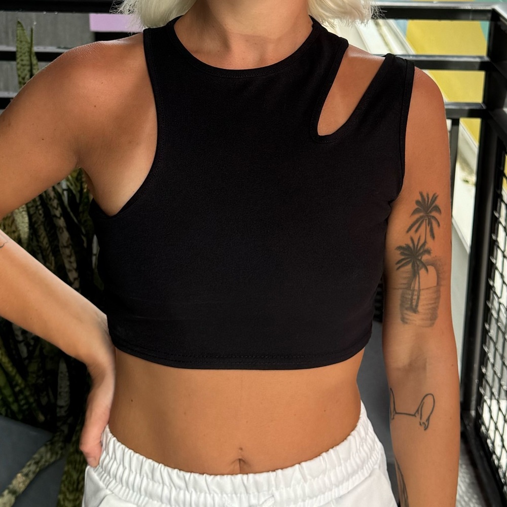 PRETTYLITTLETHING Black keyhole crop top - Picture 2 of 6